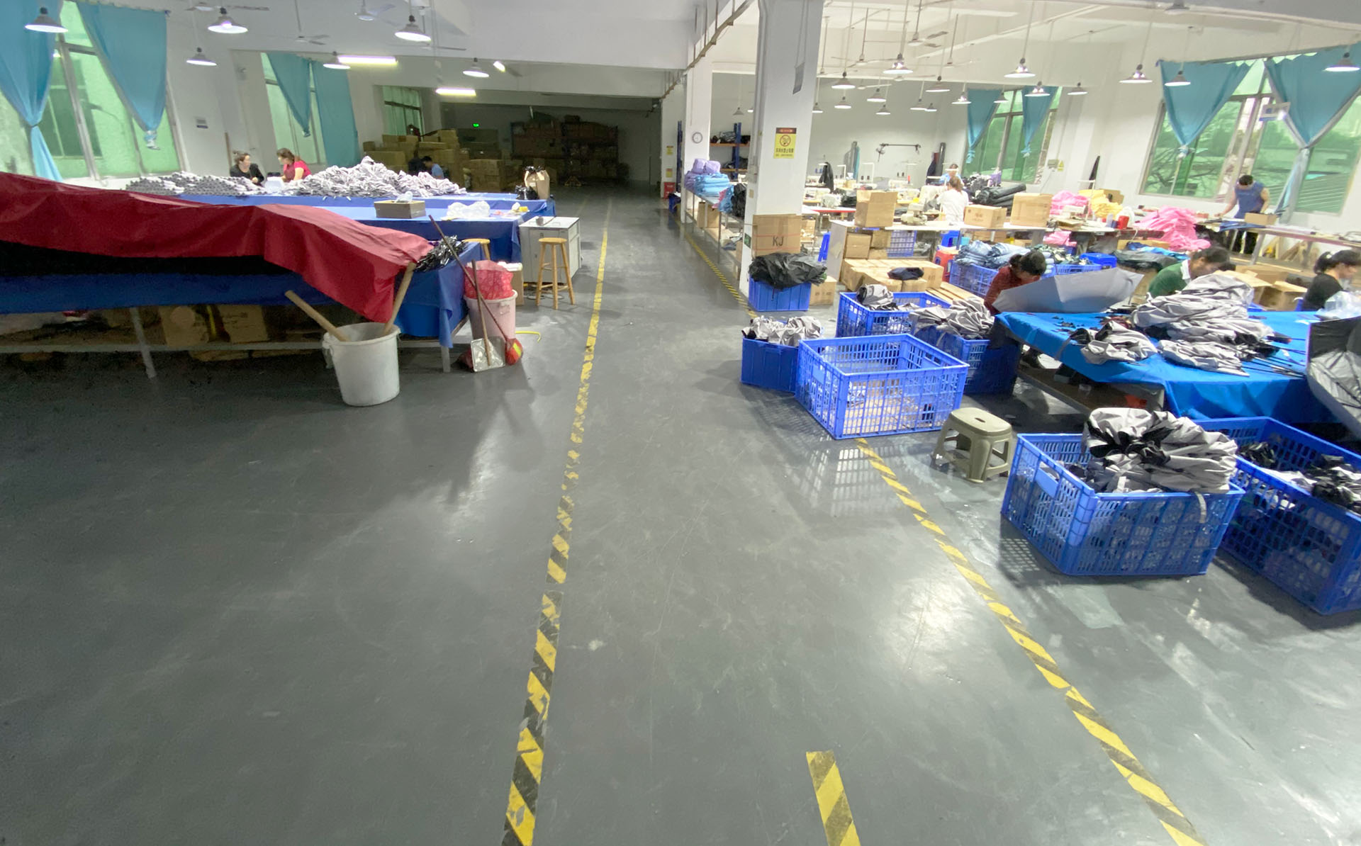 YJ Umbrella production coordination team following a custom umbrella manufacturing order